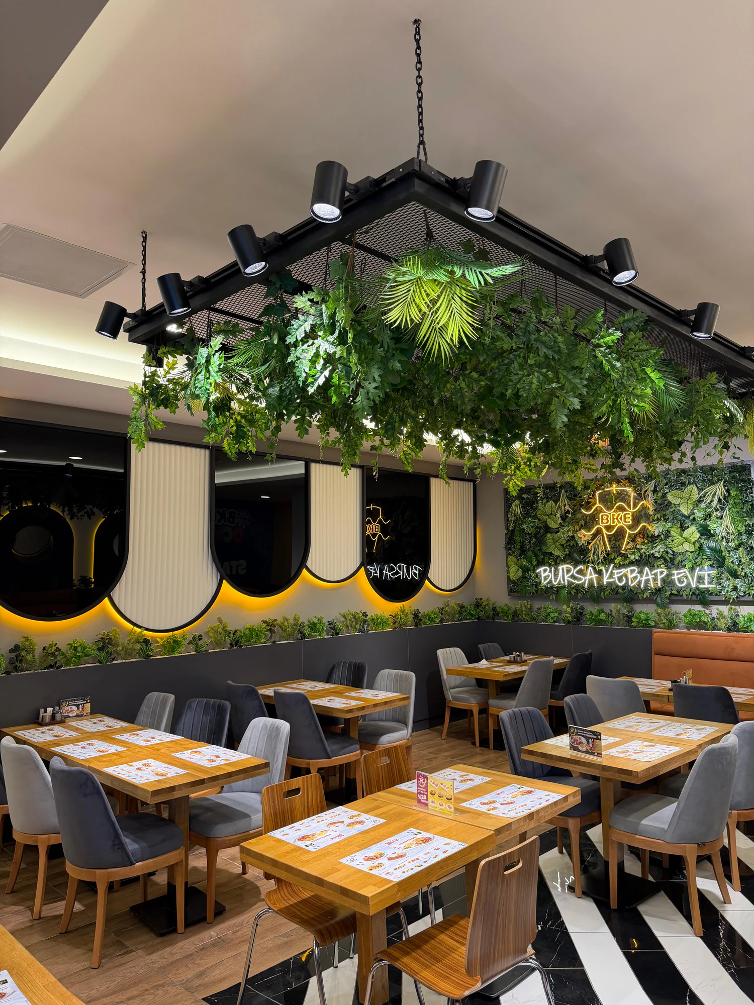 Yeşil Tavanlı Restoran - Ömercan Design Bafra projesi